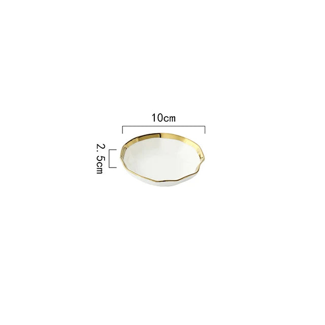 Conjunto de Louças em Cerâmica Preta e Branca com Borda Dourada – Elegância Atemporal com Design Esculpido