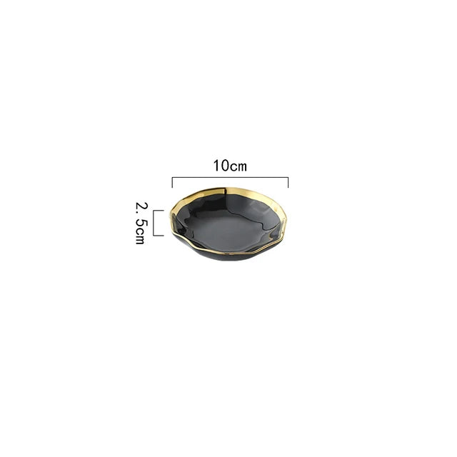 Conjunto de Louças em Cerâmica Preta e Branca com Borda Dourada – Elegância Atemporal com Design Esculpido