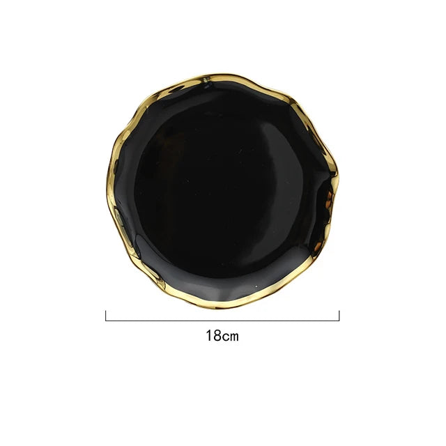Conjunto de Louças em Cerâmica Preta e Branca com Borda Dourada – Elegância Atemporal com Design Esculpido