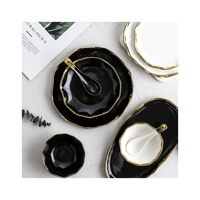 Conjunto de Louças em Cerâmica Preta e Branca com Borda Dourada – Elegância Atemporal com Design Esculpido