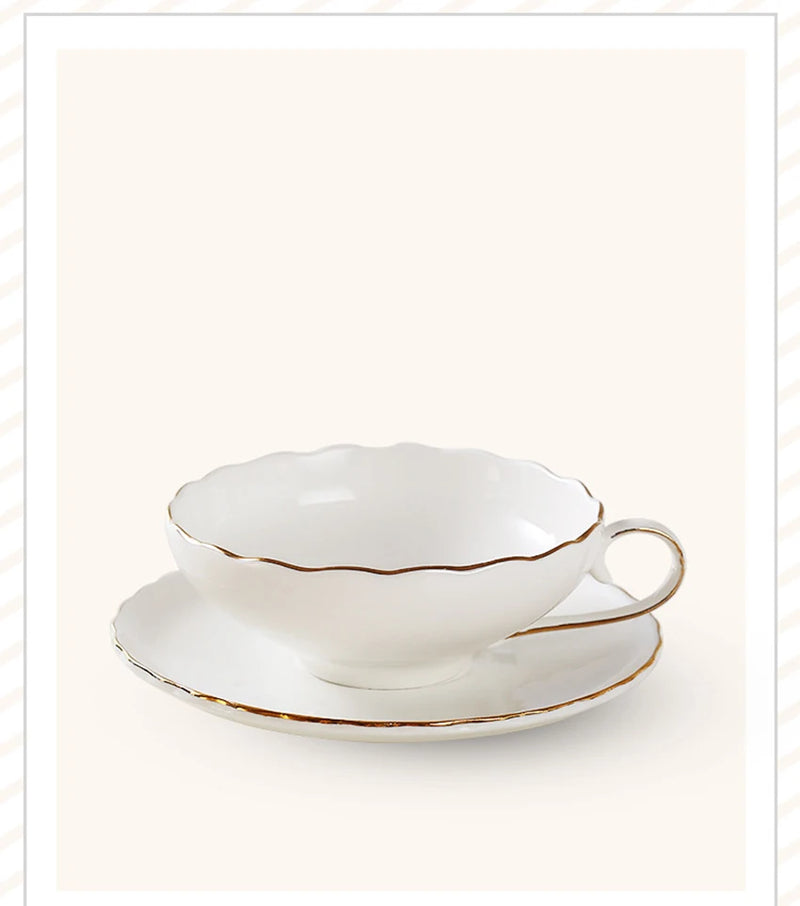 Xícara e Pires de Chá em Porcelana Óssea com Detalhes Dourados – Coleção Maldivas