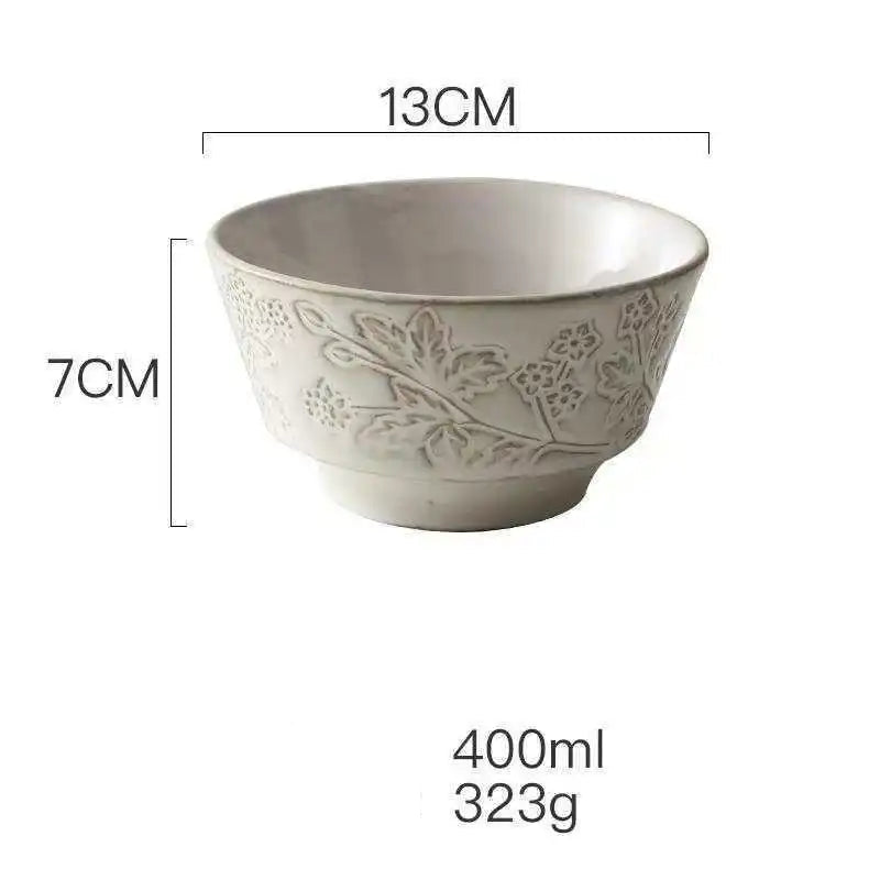 Louças Ornamentadas em Cerâmica com Relevo Clássico – Pratos, Canecas e Conjunto de Café Elegante