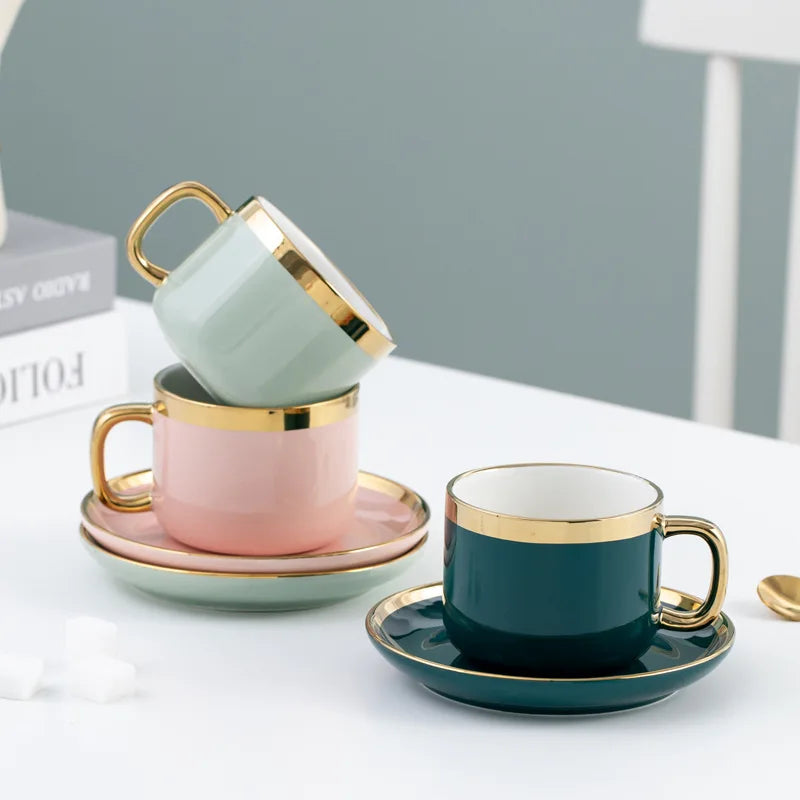 Caneca com  conjunto  de Pires em Cerâmica e Alça Dourada – Design Contemporâneo