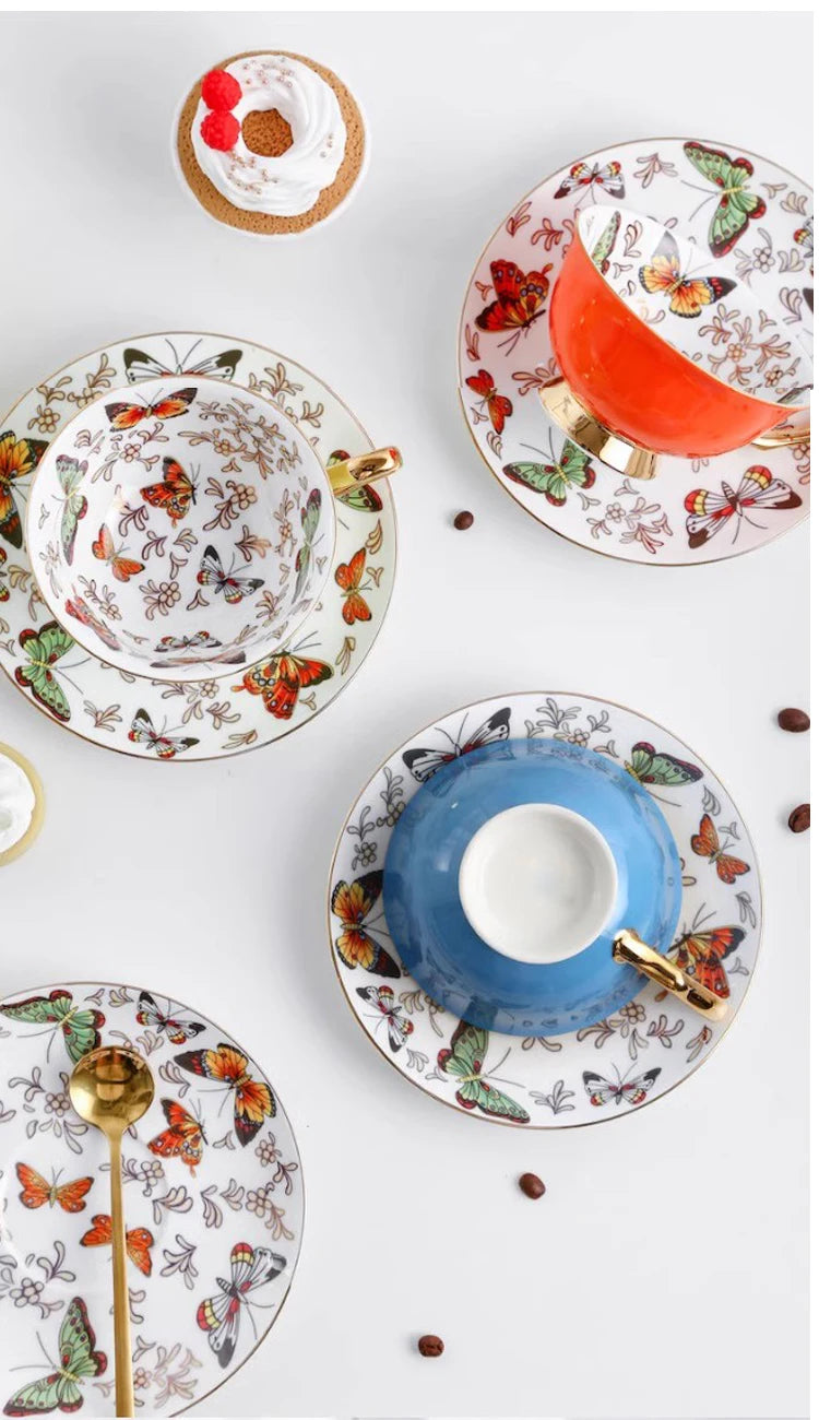 Xícara com Pires Jardineira em Porcelana Fina – Estampa de Borboletas Coloridas (220ml)