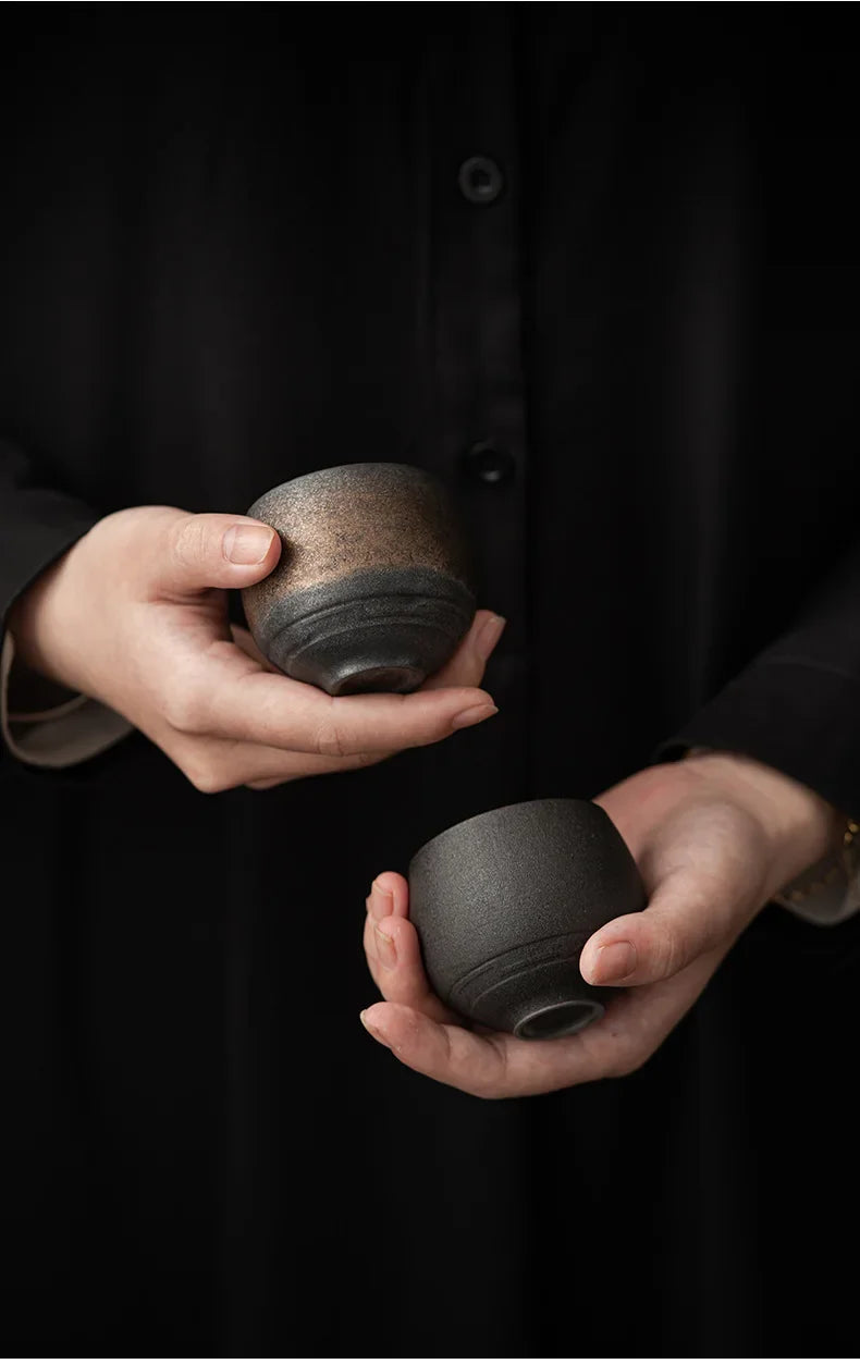 Xícara de Chá em Cerâmica Grés Estilo Japonês – Acabamento Artesanal e Formato Contemplativo