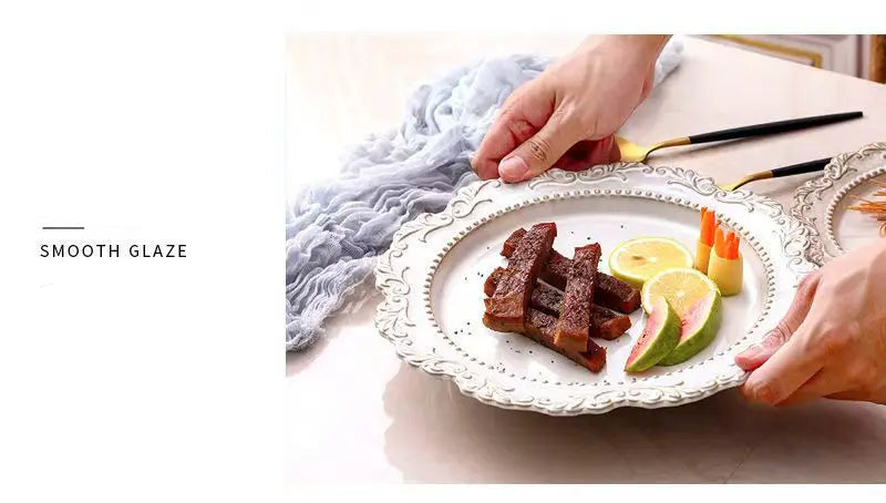 Louças Ornamentadas em Cerâmica com Relevo Clássico – Pratos, Canecas e Conjunto de Café Elegante