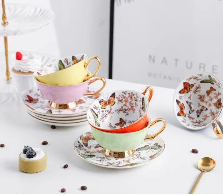 Xícara com Pires Jardineira em Porcelana Fina – Estampa de Borboletas Coloridas (220ml)