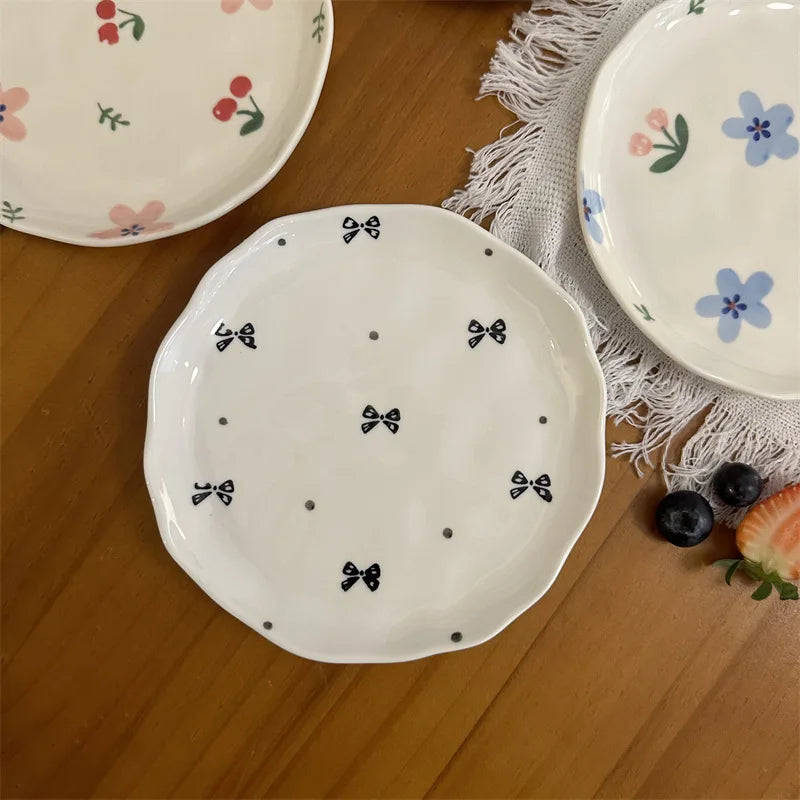 Kit com 5 Pratos de Cerâmica Orgânica – Pintados à Mão com Estampas Florais e Românticas