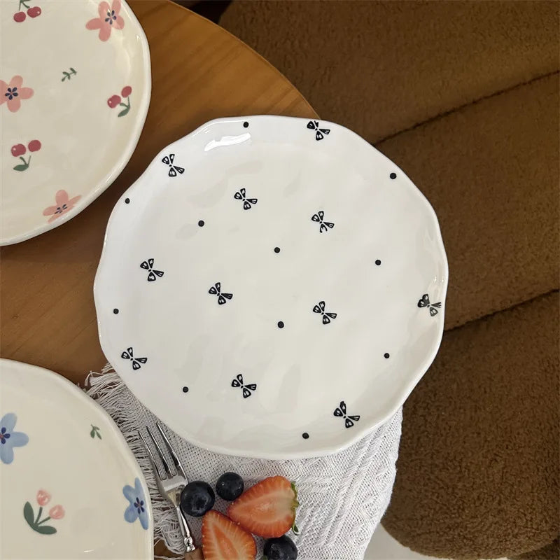 Kit com 5 Pratos de Cerâmica Orgânica – Pintados à Mão com Estampas Florais e Românticas