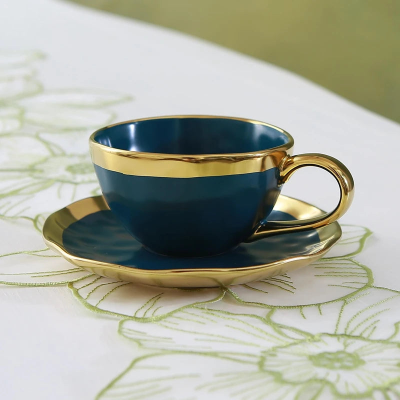 Conjunto Xícara de Chá Dubai em Porcelana Vitrificada com Alça e Borda Dourada – 50ml