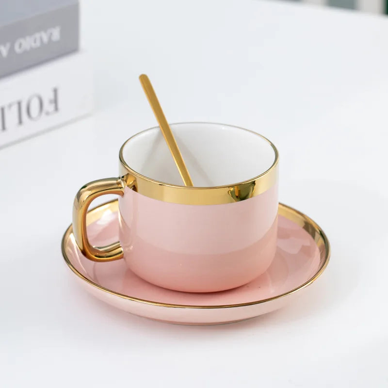Caneca com  conjunto  de Pires em Cerâmica e Alça Dourada – Design Contemporâneo