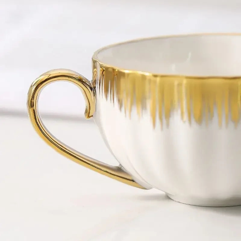 Conjunto Xícara, Pires e Colher com Detalhes Dourados – Cerâmica Fina para Café Espresso ou Chá (75ml)