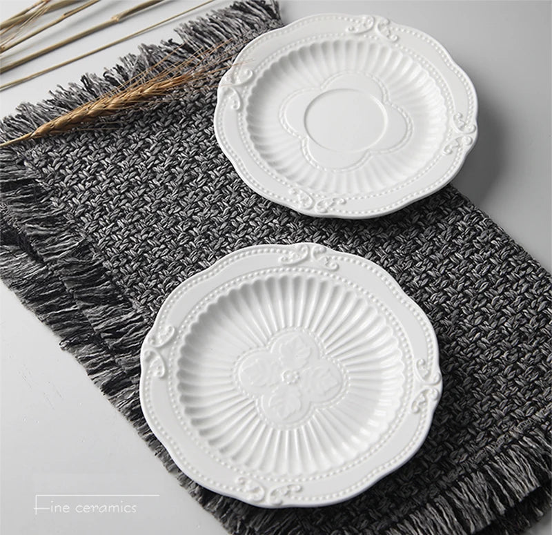 Pratos de Cerâmica com Textura Artesanal – Bordas Irregulares para Mesa Posta Natural e Elegante