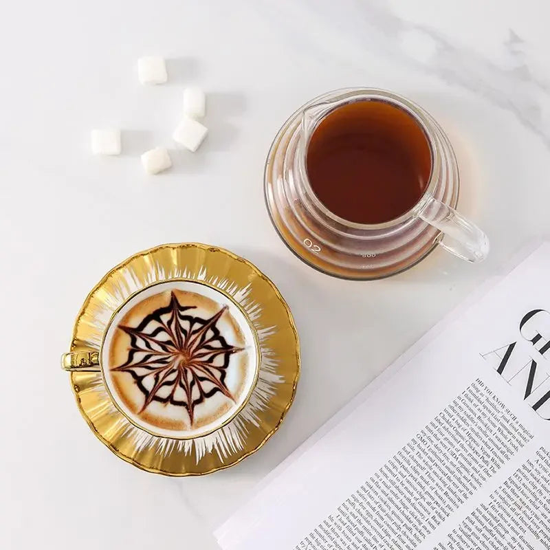 Conjunto Xícara, Pires e Colher com Detalhes Dourados – Cerâmica Fina para Café Espresso ou Chá (75ml)