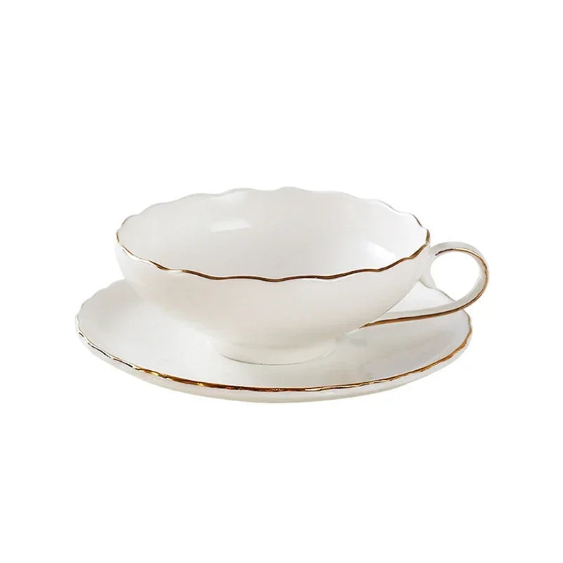 Xícara e Pires de Chá em Porcelana Óssea com Detalhes Dourados – Coleção Maldivas