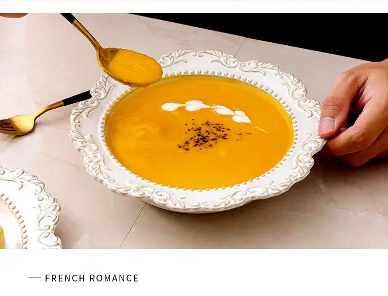 Louças Ornamentadas em Cerâmica com Relevo Clássico – Pratos, Canecas e Conjunto de Café Elegante