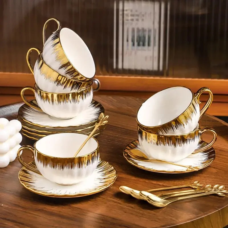 Conjunto Xícara, Pires e Colher com Detalhes Dourados – Cerâmica Fina para Café Espresso ou Chá (75ml)