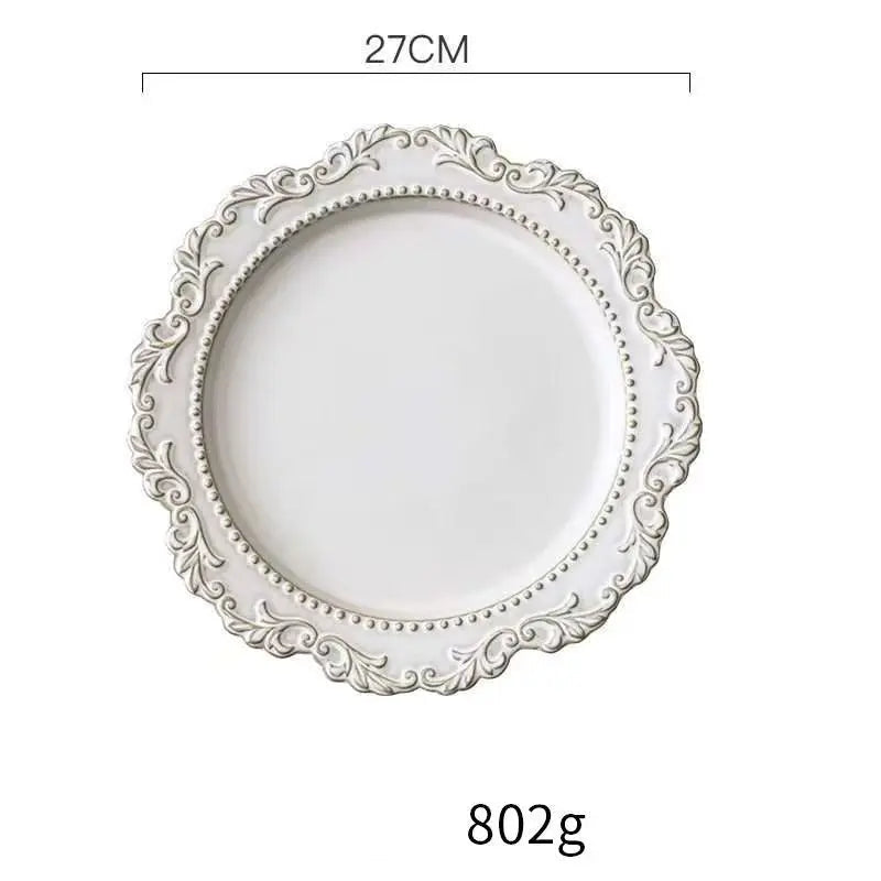 Louças Ornamentadas em Cerâmica com Relevo Clássico – Pratos, Canecas e Conjunto de Café Elegante