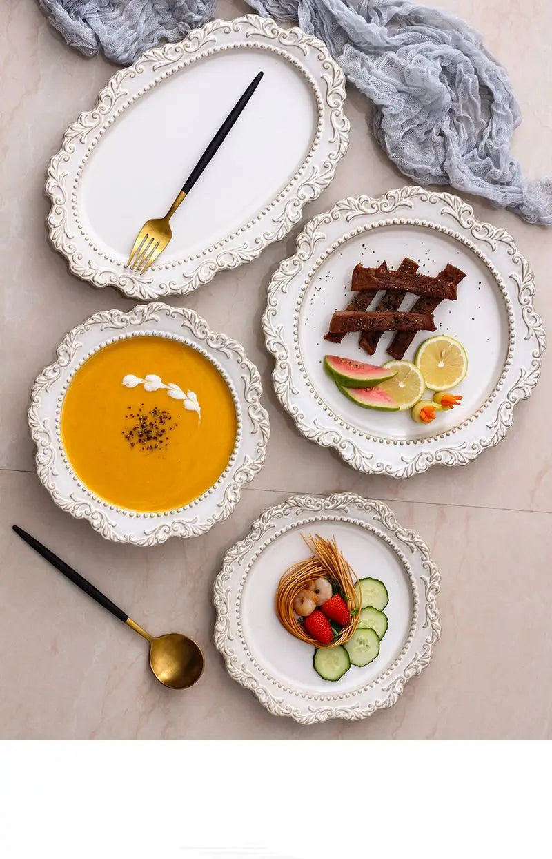 Louças Ornamentadas em Cerâmica com Relevo Clássico – Pratos, Canecas e Conjunto de Café Elegante