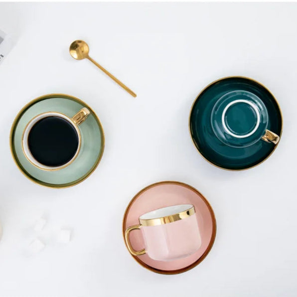 Caneca com  conjunto  de Pires em Cerâmica e Alça Dourada – Design Contemporâneo