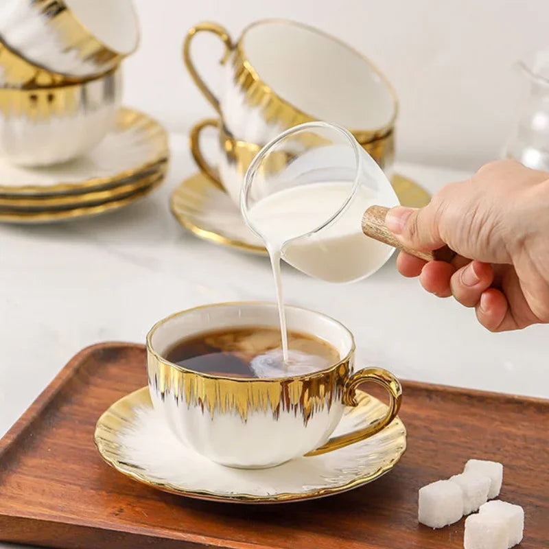 Conjunto Xícara, Pires e Colher com Detalhes Dourados – Cerâmica Fina para Café Espresso ou Chá (75ml)