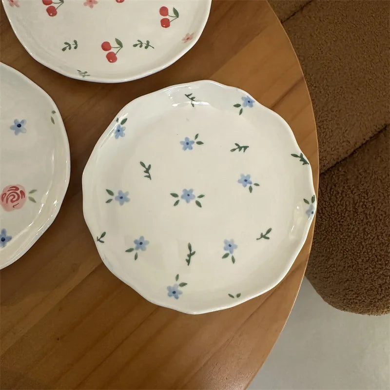Kit com 5 Pratos de Cerâmica Orgânica – Pintados à Mão com Estampas Florais e Românticas