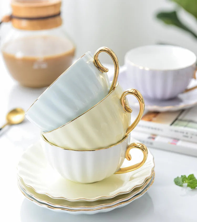 Xícara com Pires em Cerâmica Vitrificada – Cores Pastel com Alça Dourada e Design Texturizado