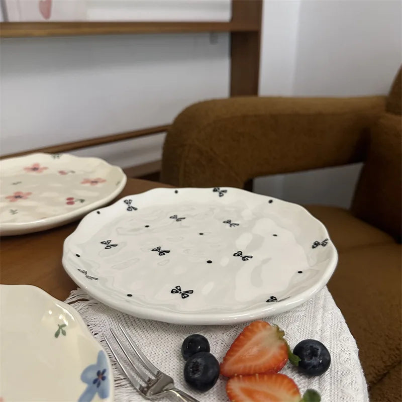 Kit com 5 Pratos de Cerâmica Orgânica – Pintados à Mão com Estampas Florais e Românticas