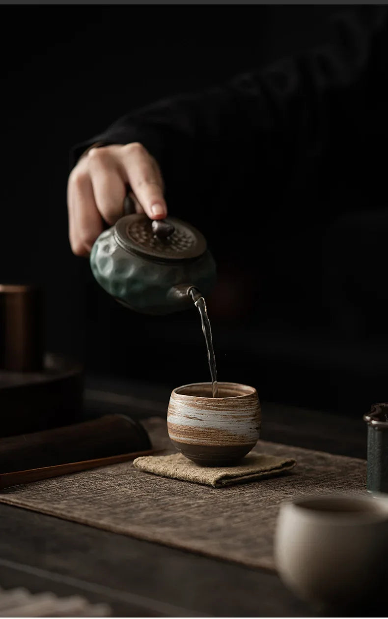 Xícara de Chá em Cerâmica Grés Estilo Japonês – Acabamento Artesanal e Formato Contemplativo