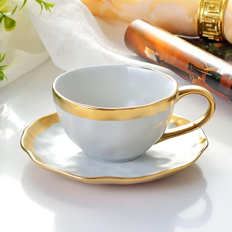 Conjunto Xícara de Chá Dubai em Porcelana Vitrificada com Alça e Borda Dourada – 50ml