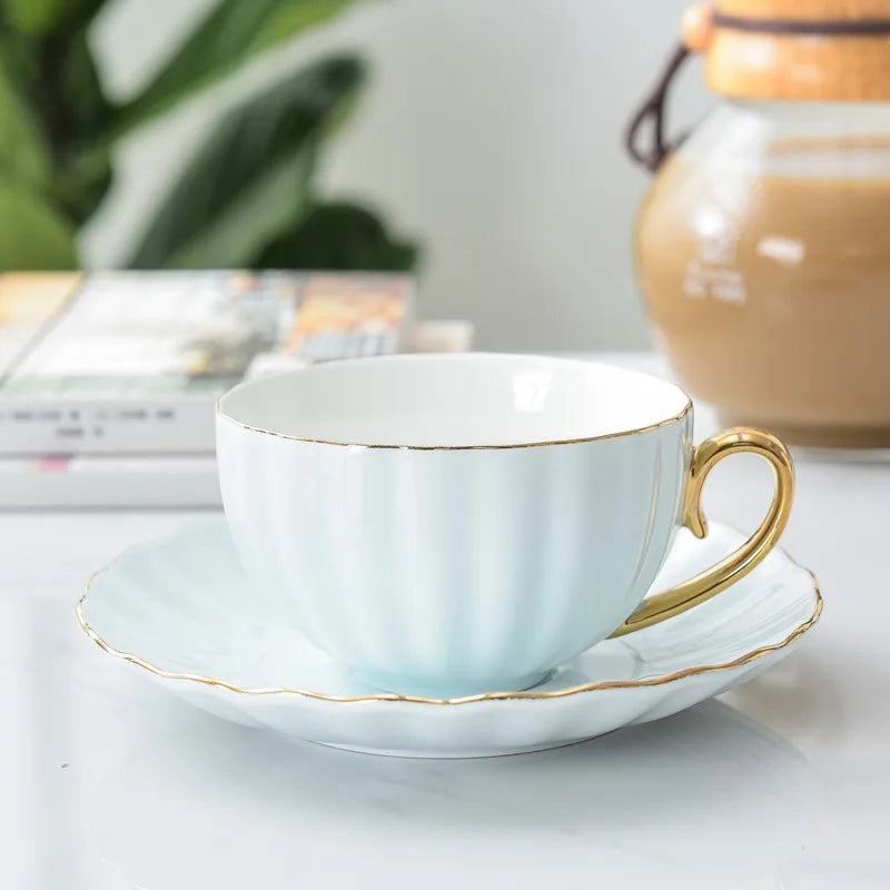 Xícara com Pires em Cerâmica Vitrificada – Cores Pastel com Alça Dourada e Design Texturizado
