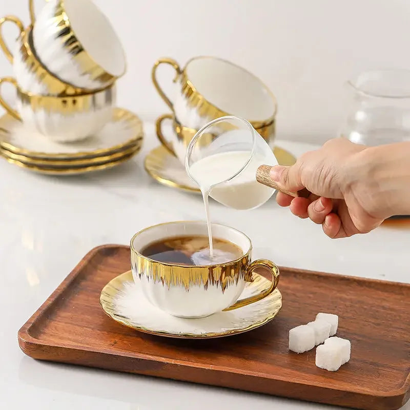 Conjunto Xícara, Pires e Colher com Detalhes Dourados – Cerâmica Fina para Café Espresso ou Chá (75ml)