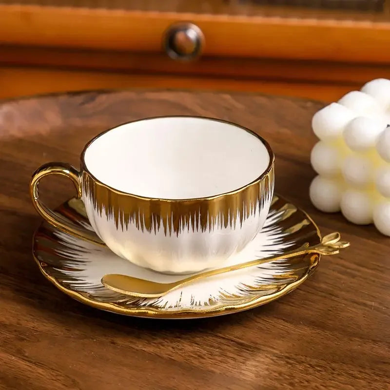 Conjunto Xícara, Pires e Colher com Detalhes Dourados – Cerâmica Fina para Café Espresso ou Chá (75ml)