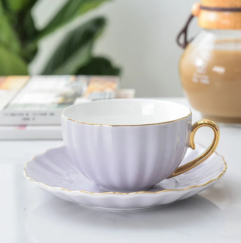 Xícara com Pires em Cerâmica Vitrificada – Cores Pastel com Alça Dourada e Design Texturizado