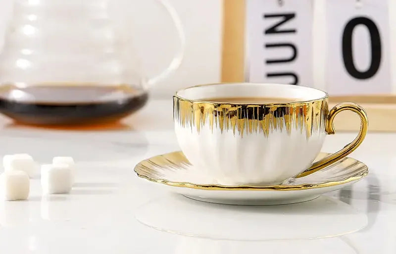Conjunto Xícara, Pires e Colher com Detalhes Dourados – Cerâmica Fina para Café Espresso ou Chá (75ml)