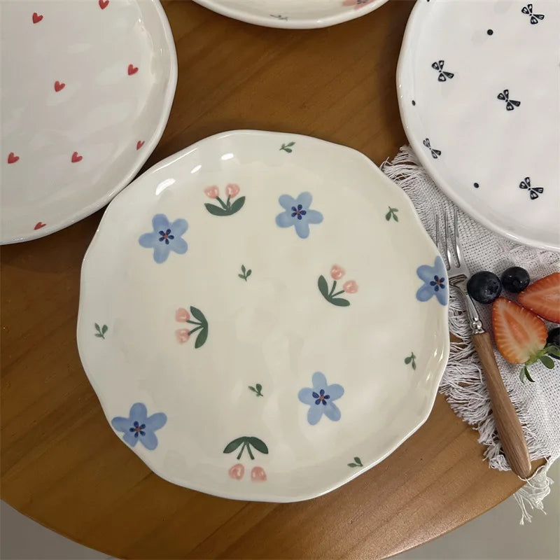 Kit com 5 Pratos de Cerâmica Orgânica – Pintados à Mão com Estampas Florais e Românticas