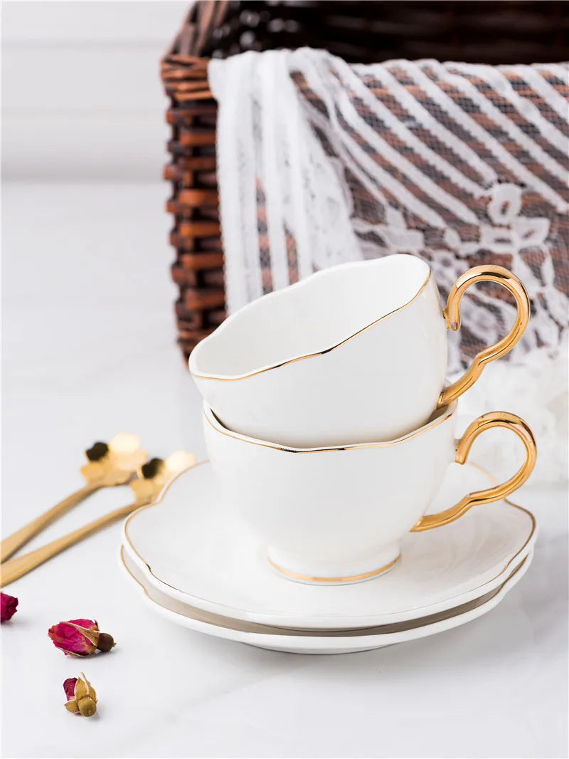 Xícara de Porcelana Branca com Dourado – Conjunto com Pires e Colher (200ml)