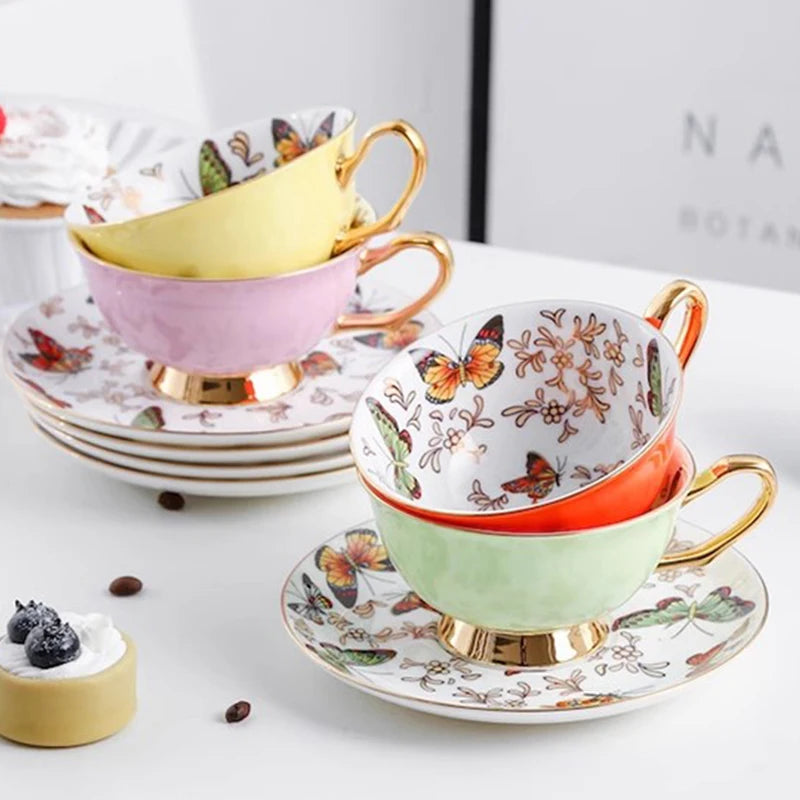 Xícara com Pires Jardineira em Porcelana Fina – Estampa de Borboletas Coloridas (220ml)