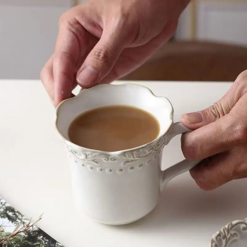 Louças Ornamentadas em Cerâmica com Relevo Clássico – Pratos, Canecas e Conjunto de Café Elegante
