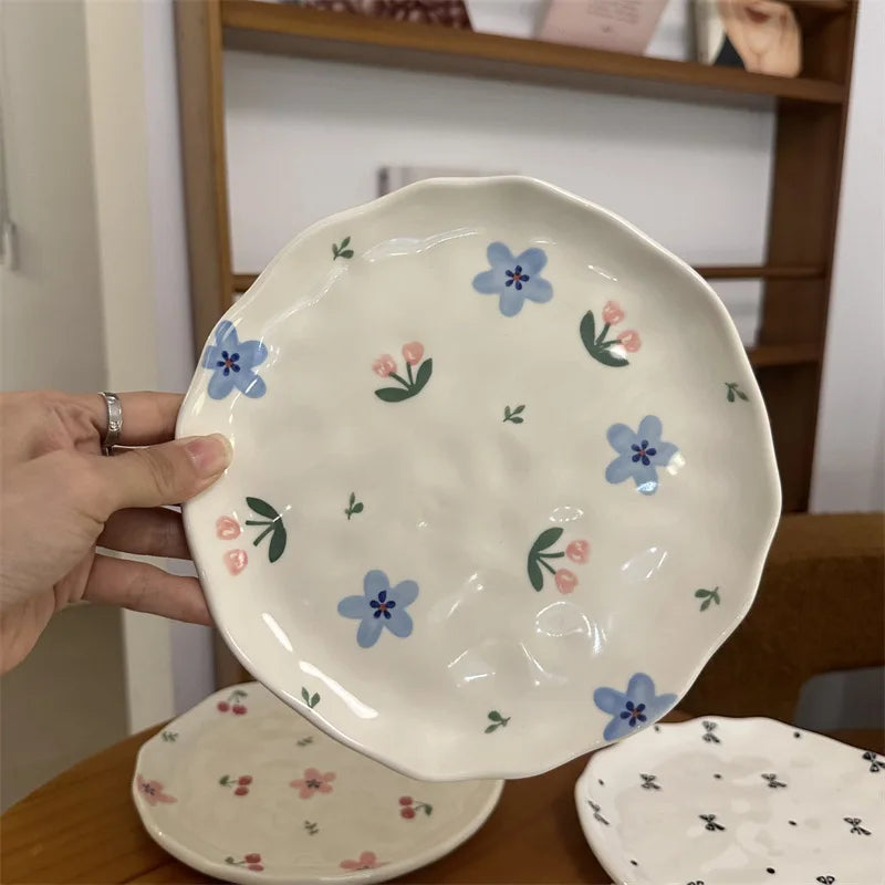 Kit com 5 Pratos de Cerâmica Orgânica – Pintados à Mão com Estampas Florais e Românticas