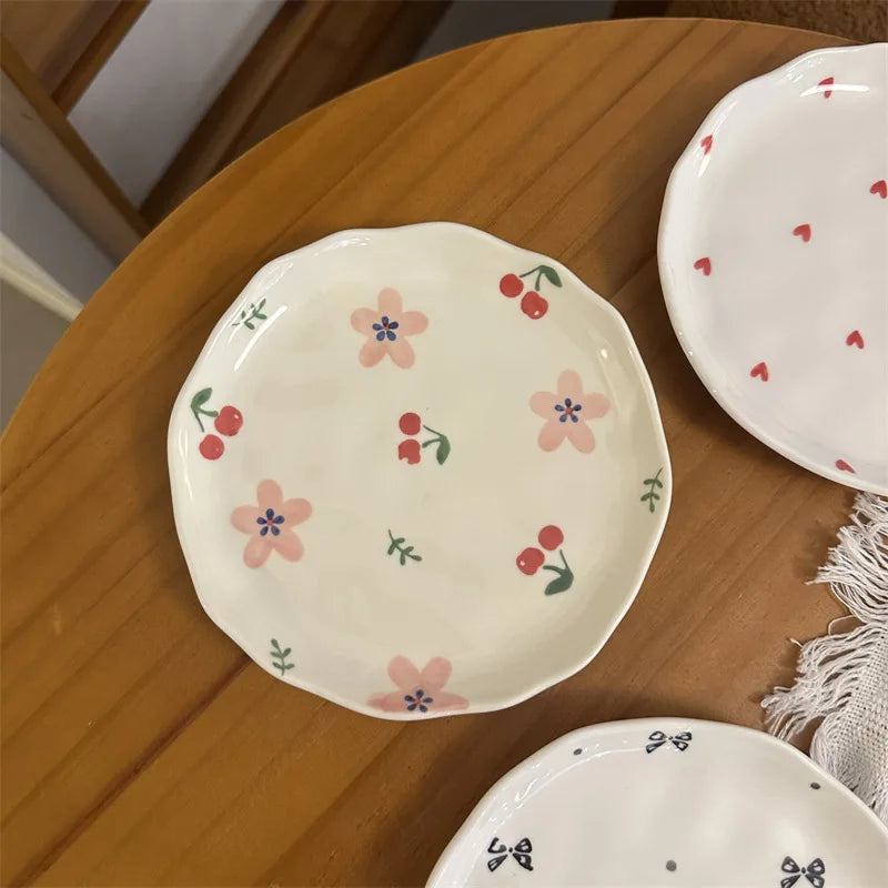 Kit com 5 Pratos de Cerâmica Orgânica – Pintados à Mão com Estampas Florais e Românticas
