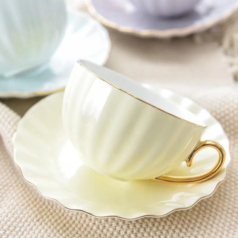 Xícara com Pires em Cerâmica Vitrificada – Cores Pastel com Alça Dourada e Design Texturizado