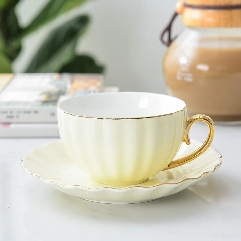 Xícara com Pires em Cerâmica Vitrificada – Cores Pastel com Alça Dourada e Design Texturizado