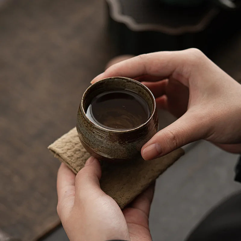 Xícara de Chá em Cerâmica Grés Estilo Japonês – Acabamento Artesanal e Formato Contemplativo