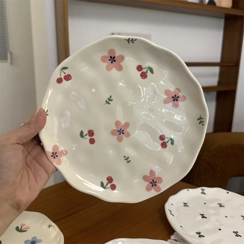 Kit com 5 Pratos de Cerâmica Orgânica – Pintados à Mão com Estampas Florais e Românticas