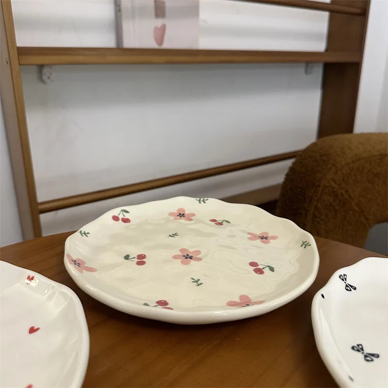 Kit com 5 Pratos de Cerâmica Orgânica – Pintados à Mão com Estampas Florais e Românticas