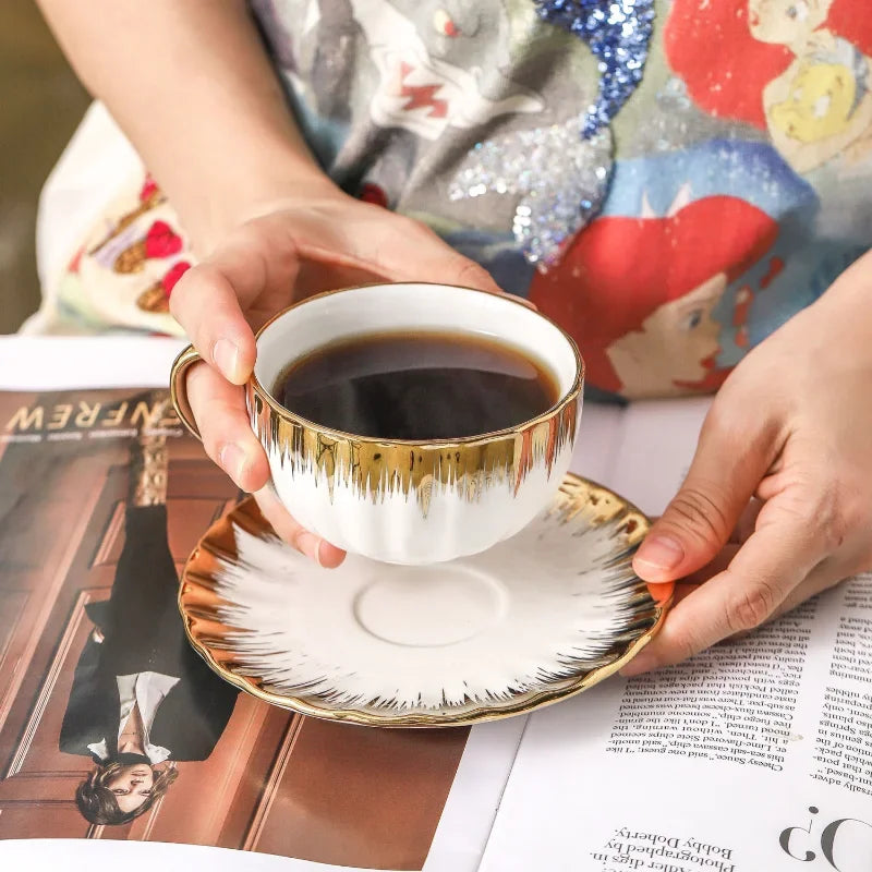 Conjunto Xícara, Pires e Colher com Detalhes Dourados – Cerâmica Fina para Café Espresso ou Chá (75ml)