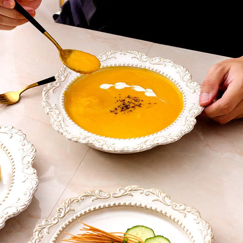 Louças Ornamentadas em Cerâmica com Relevo Clássico – Pratos, Canecas e Conjunto de Café Elegante