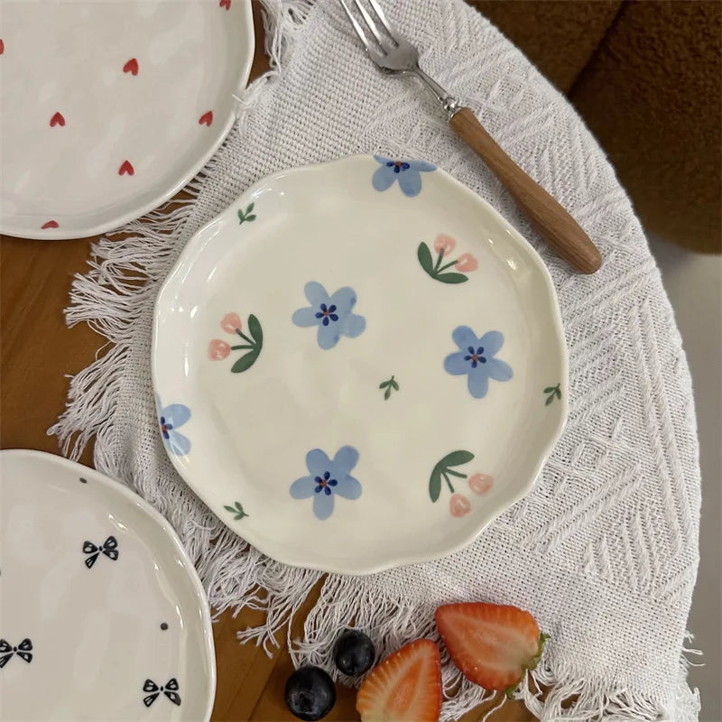 Kit com 5 Pratos de Cerâmica Orgânica – Pintados à Mão com Estampas Florais e Românticas