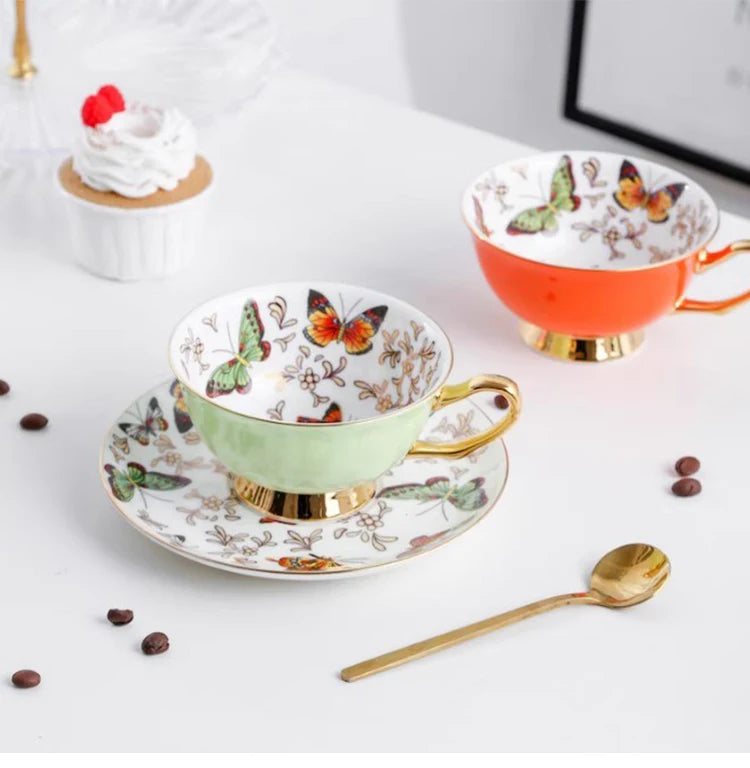 Xícara com Pires Jardineira em Porcelana Fina – Estampa de Borboletas Coloridas (220ml)